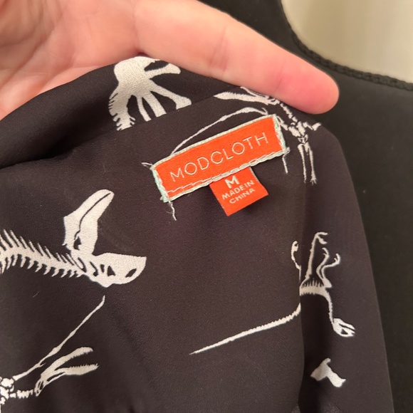 ModCloth Black and White Dinosaur Pattern Sleeveless Collared Blouse Size Medium - Picture 6 of 9